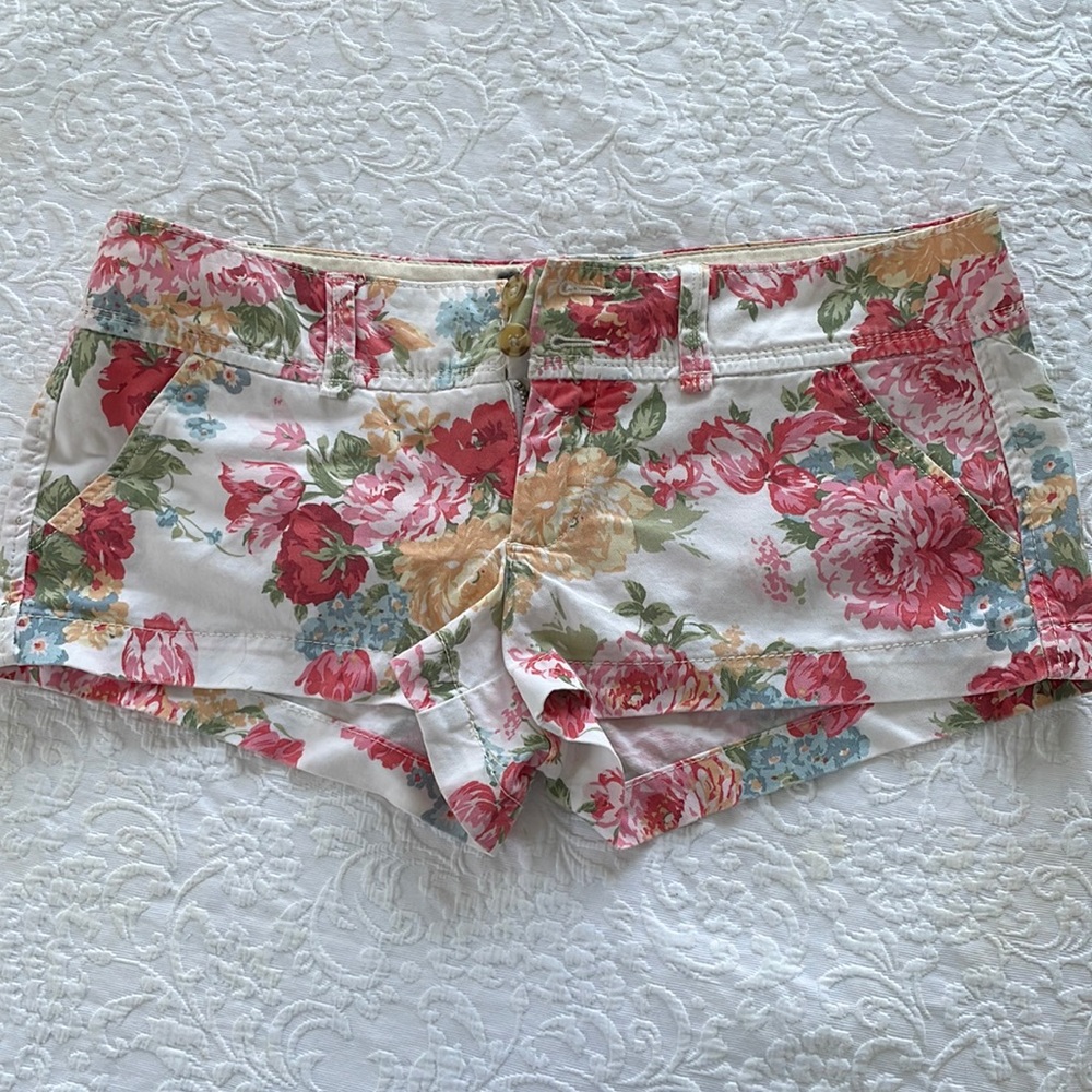ABERCROMBIE floral short. Size 4 but they run larger. Great conditions